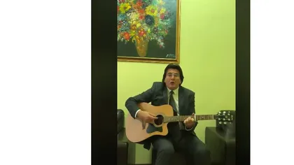Nicolae Robu, primarul Timişoarei, a postat pe Facebook un video în care cântă la chitară: 