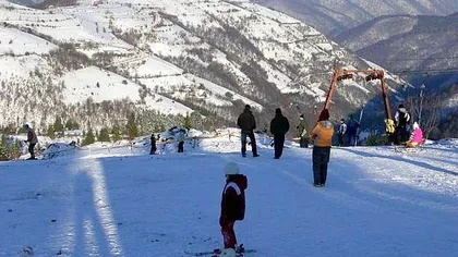 O fetiţă de 10 ani ajuns la spital, după ce a fost lovită de un tânăr cu snowboardul, pe pârtia din Sinaia