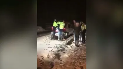 Scandal monstrul într-o localitate din Suceava. Un şofer oprit de poliţişti a făcut un adevărat circ VIDEO