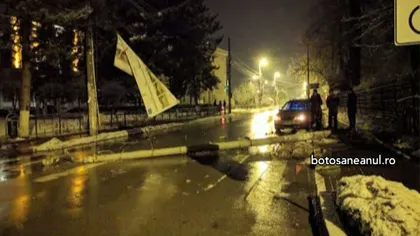 Accident spectaculos în Botoşani. Un şofer de 19 an ani a intrat cu maşina într-un stâlp VIDEO