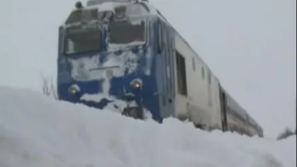 Tren dezintegrat în mers, călătorii s-au trezit cu zăpada în vagon