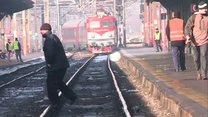 Tren cu 120 de persoane, blocat pe linii după ce locomotiva s-a defectat