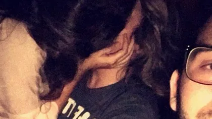 Şi-a prins iubita sărutându-se cu un bărbat în discotecă. Selfie-ul tânărului face furori pe reţelele de socializare