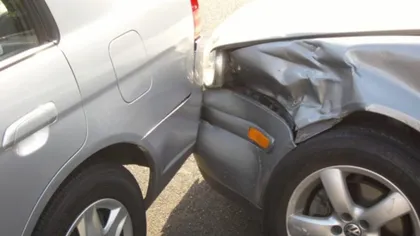 Accident cu cinci maşini, în Sibiu: o tânără a proiectat o maşină din sens opus într-un stâlp şi în alte trei autoturisme parcate