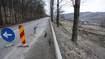 Alunecare de teren în Vâlcea. Circulaţia pe DN67 este restricţionată