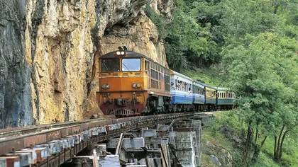 Circulaţia feroviară pe ruta Orşova - Caransebeş se desfăşoară pe un fir, după ce au căzut trei tone de stânci de pe versanţi