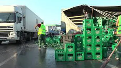 Un camion care transporta mai multe tone de bere s-a răsturnat într-un şanţ