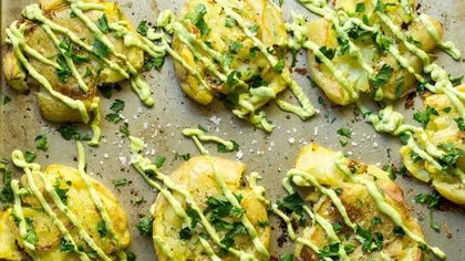 RETETE DE POST: Cartofi zdrobiţi cu sos de usturoi şi avocado