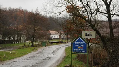 Localnici din Nadăş, satul pierdut de locuitori în instanţă, în greva foamei în faţa Tribunalului Olt