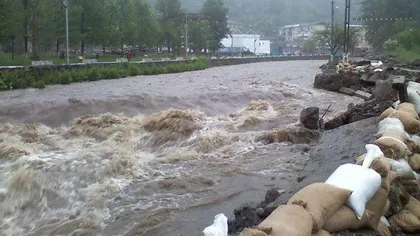 Inundaţii în trei judeţe din sudul ţării, în urma ploilor torenţiale. În Prahova, un om a fost luat de viitură
