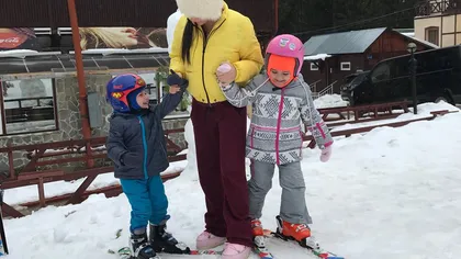 Elena Băsescu, însărcinată în şase luni, pe pârtia de ski alături de copiii ei