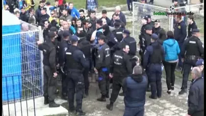 Scene violente la un meci de fotbal din Dâmboviţa. Mai mulţi huligani au fost puşi la pământ de jandarmi VIDEO