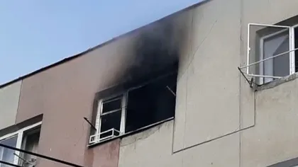 Incendiu într-un bloc din Suceava. O femeie şi-a dat foc la locuinţă