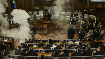 Gaze lacrimogene în Adunarea din Kosovo VIDEO
