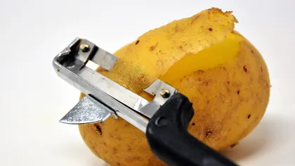 Iată la ce poţi folosi cojile de la cartofi