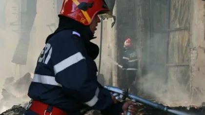 Incendiu într-un bloc din Tecuci: Două persoane sunt rănite, 21 de locatari au fost evacuaţi