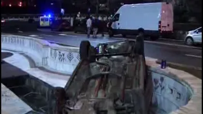 Maşină răsturnată în fântâna de la Unirii VIDEO