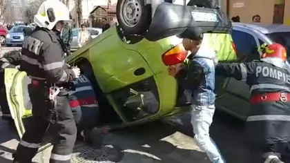 Maşină răsturnată, doi oameni răniţi