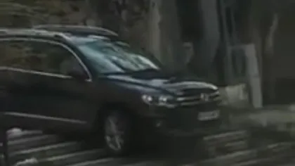 Gest extrem al unui şofer din Iaşi: a coborât scările cu maşina pentru a ajunge mai repede în parcare VIDEO
