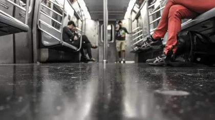 Era în metrou când o femeie i-a pus în palmă un bileţel. Când l-a citit, tânăra s-a prăbuşit la pământ