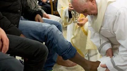 Papa Francisc a spălat picioarele deţinuţilor, în cadrul ritualului din Joia Mare