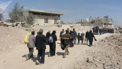 Peste 105.000 de civili au părăsit teritoriile controlate de rebelii din enclava siriană Ghouta