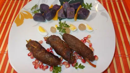 Rulouri din carne de struţ cu legume şi garnitură purple majesty