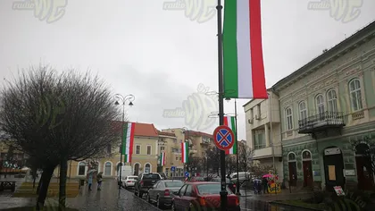 CNMR: Solicităm MAI să oblige autorităţile locale din Sfântu Gheorghe să respecte legea privind arborarea drapelelor