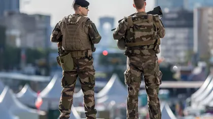 Un bărbat a încercat să intre cu maşina într-un grup de militari în sud-estul Franţei. Suspectul a fost reţinut