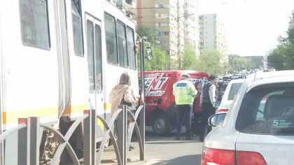 Circulaţia tramvaielor, blocată pe Şoseaua Colentina după un accident rutier. O persoană a ajuns la spital FOTO