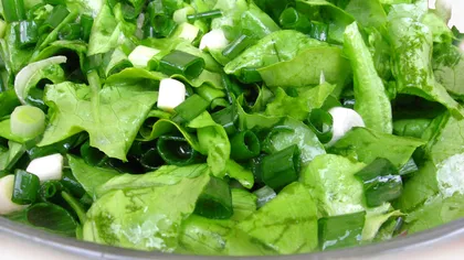 Pericolele ascunse în legumele verzi. De ce trebuie să consumi cu moderaţie salată, usturoi şi ceapă verde primăvara