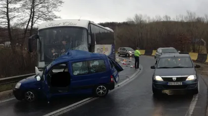 Accident grav: Un autoturism a intrat într-un autocar pe DN 1. Un mort şi un rănit