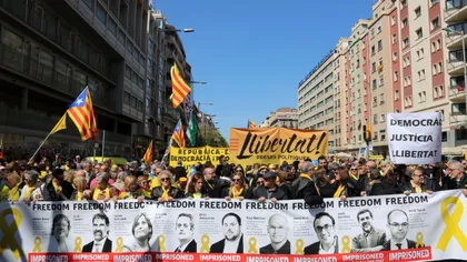 PROTEST de amploare în Barcelona: Peste 300.000 de oameni cer în stradă eliberarea separatiştilor catalani