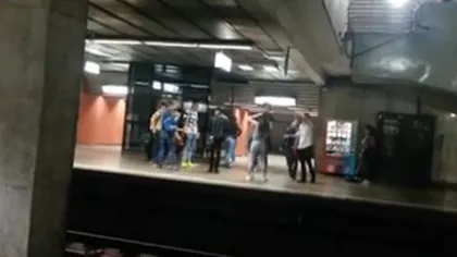 Momente de panică la metrou! S-au luat la bătaie şi au căzut pe şine VIDEO