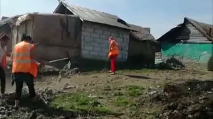 Imagini incredibile într-un cartier din Târgovişte: primăria le face curaţenie, romii se uită şi dau indicaţii VIDEO