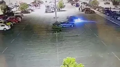 IMAGINI incredibile cu şoferul teribilist care făcea drifturi în parcarea unui supermarket. Cum a fost oprit cu focuri de armă VIDEO