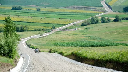 Statistică dezamăgitoare în anul Centenarului: Peste o treime din drumurile României sunt pietruite şi de pământ