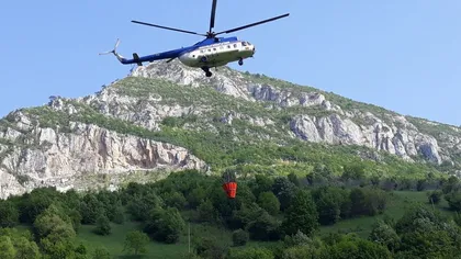 Misiunea elicopterelor care acţionează la incendiul din Domogled a fost oprită din cauza vântului