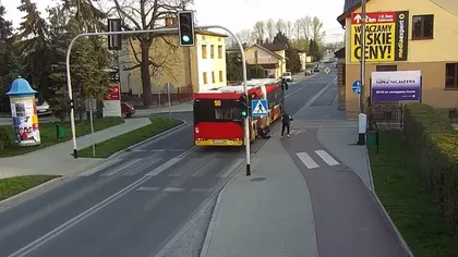 Elevă aruncată în faţa unui autobuz de o prietenă VIDEO