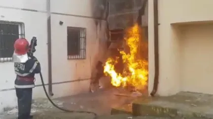 Persoane evacuate după ce o conductă de gaz racordată la un bloc din Constanţa a luat foc VIDEO