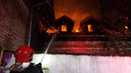 Incendiu puternic la o fabrică de mase plastice din Hunedoara. Un muncitor a fost transportat la spital cu arsuri pe membre