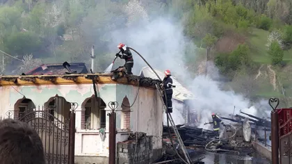 Incendiu puternic în Bacău. Un tânăr a dat foc casei părinteşti