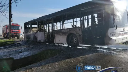 Un autobuz plin cu călători a luat foc în trafic FOTO