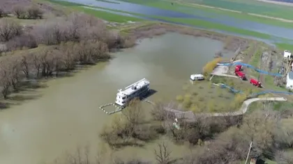 Inundaţiile şi alunecările de teren, noi probleme în ţară: Autorităţile au început să deverseze controlat un lac