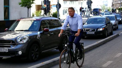 Klaus Iohannis, surprins în trafic pe bicicletă. A venit la Palatul Cotroceni pe două roţi