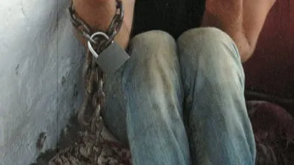 Un nou caz de sclavie în România. Bătrân ţinut în grajd, bătut cu lanţuri şi obligat să cerşească