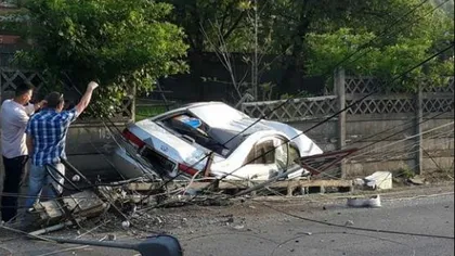 Accident cu 7 victime în Bistriţa-Năsăud. Două maşini implicate, una a intrat violent într-un stâlp de beton FOTO