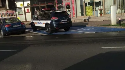 Maşină de poliţie parcată pe un loc destinat persoanelor cu handicap