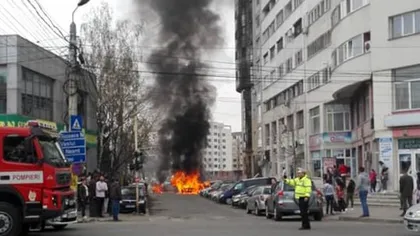 Maşini făcute scrum, în Vinerea Mare. Trei autoturisme au ars într-o parcare din Bacău VIDEO