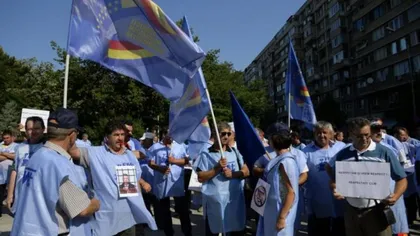 Sute de angajaţi ai CFR Marfă au protestat în faţa Ministerului Transporturilor, apoi au ajuns în marş la Guvern UPDATE